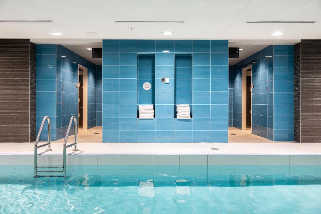 Bazén v ubytování Hotel Chateau Laurier Québec nebo v jeho okolí