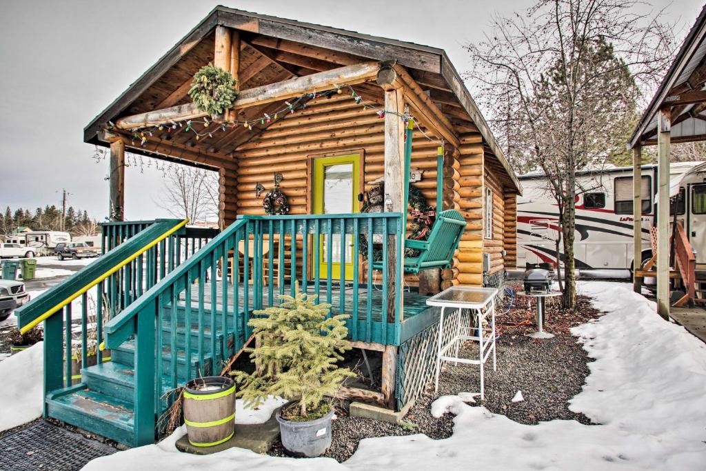 een blokhut met een terras in de sneeuw bij Quiet Couples Retreat Studio by Winchester Lake! in Winchester