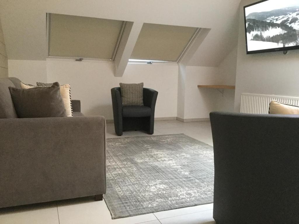 TV a/nebo společenská místnost v ubytování Hotel Côté Cour