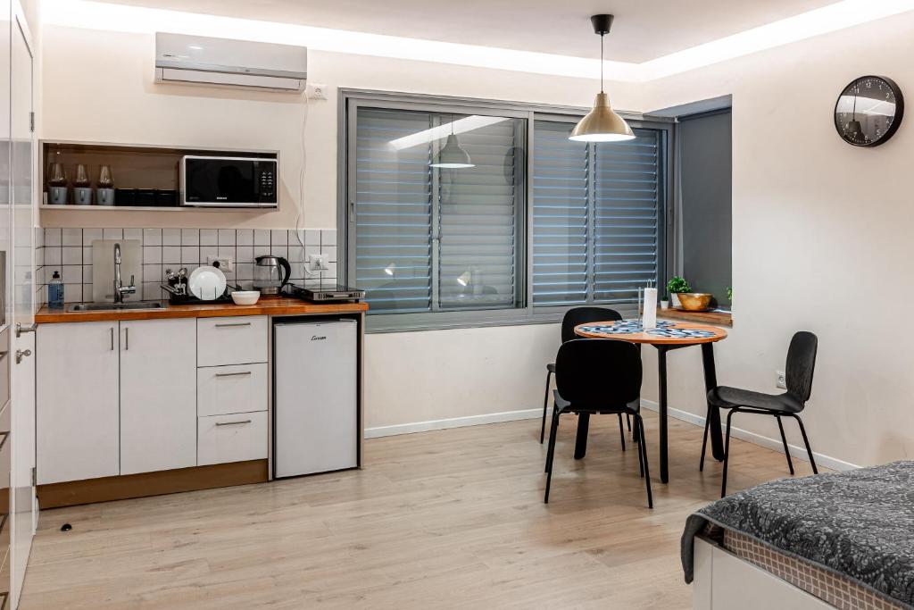 uma cozinha com mesa e cadeiras num quarto em City center family relax apartment em Netanya