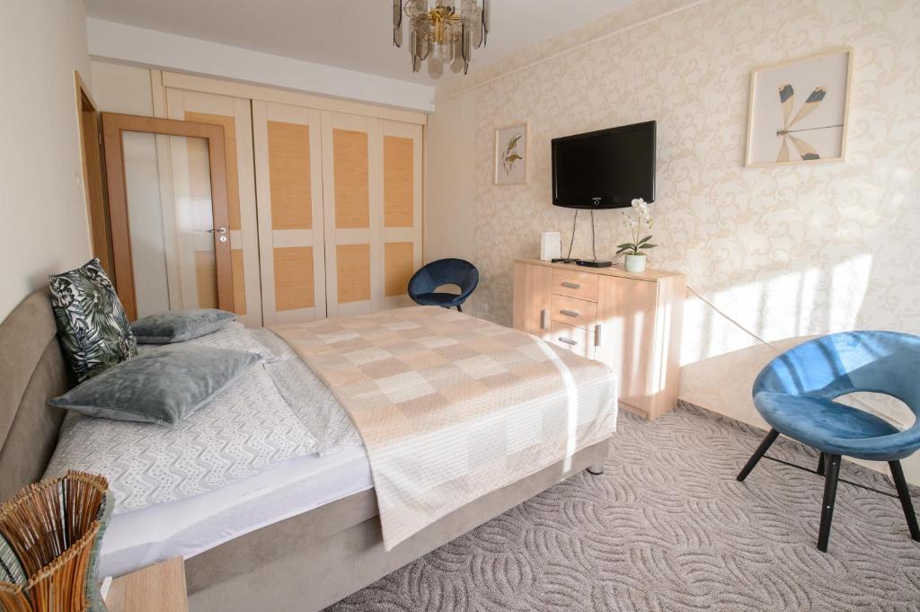A bed or beds in a room at Lujzi apartman