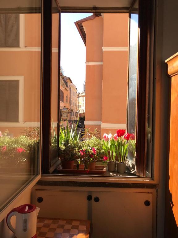 ROOM for rent IN AN ANCIENT PALACE IN ROME TRASTEVERE
