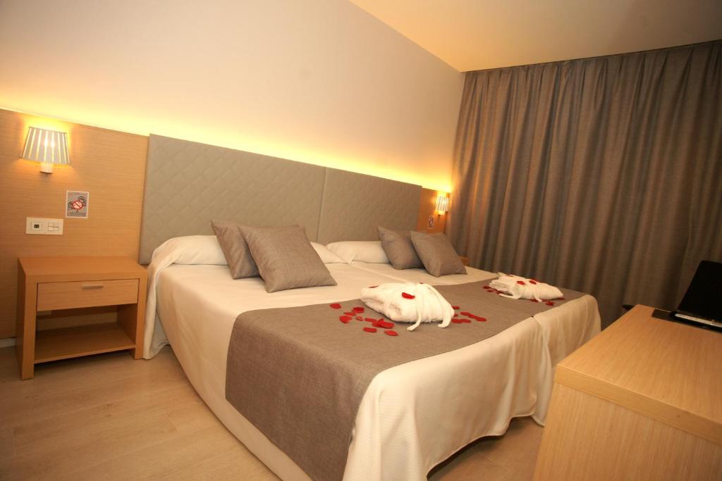 Habitación de hotel con 2 camas y toallas. en Hotel Golden, en Benidorm