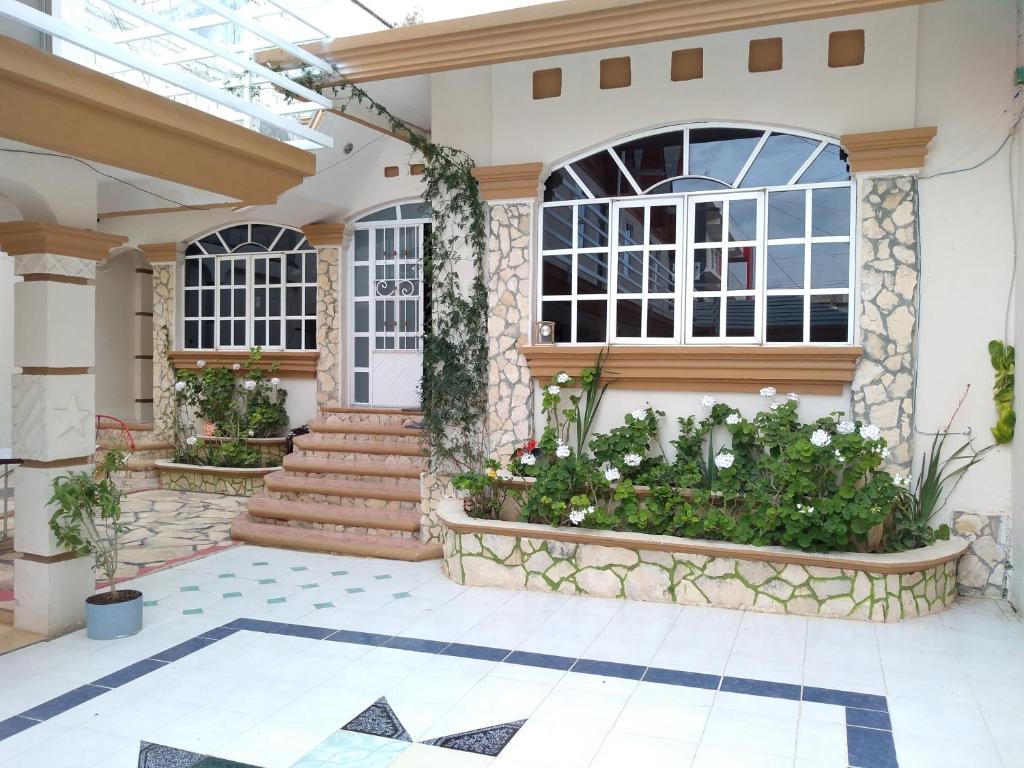 una casa con un patio con flores y plantas en Casa GoEs, en Comitán de Domínguez