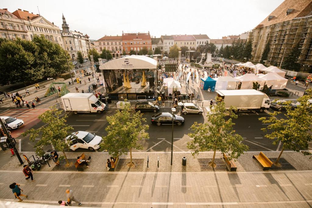 einen Luftblick auf eine Stadtstraße mit Autos und Zelten in der Unterkunft Apartament Stefan in Cluj-Napoca