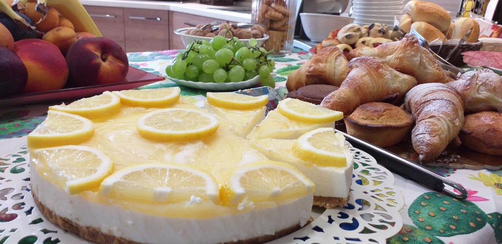 um cheesecake com limões num prato numa mesa em Villa Ginevra em Porto Cesareo