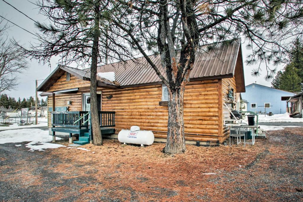 uma cabana de madeira com um banco à frente em Cozy Winchester Lake Cabin HuntingandFishing Haven! em Winchester