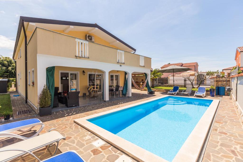 una imagen de una villa con piscina en Apartment Dino - Three Bedroom Apartment with Pool en Kaldanija
