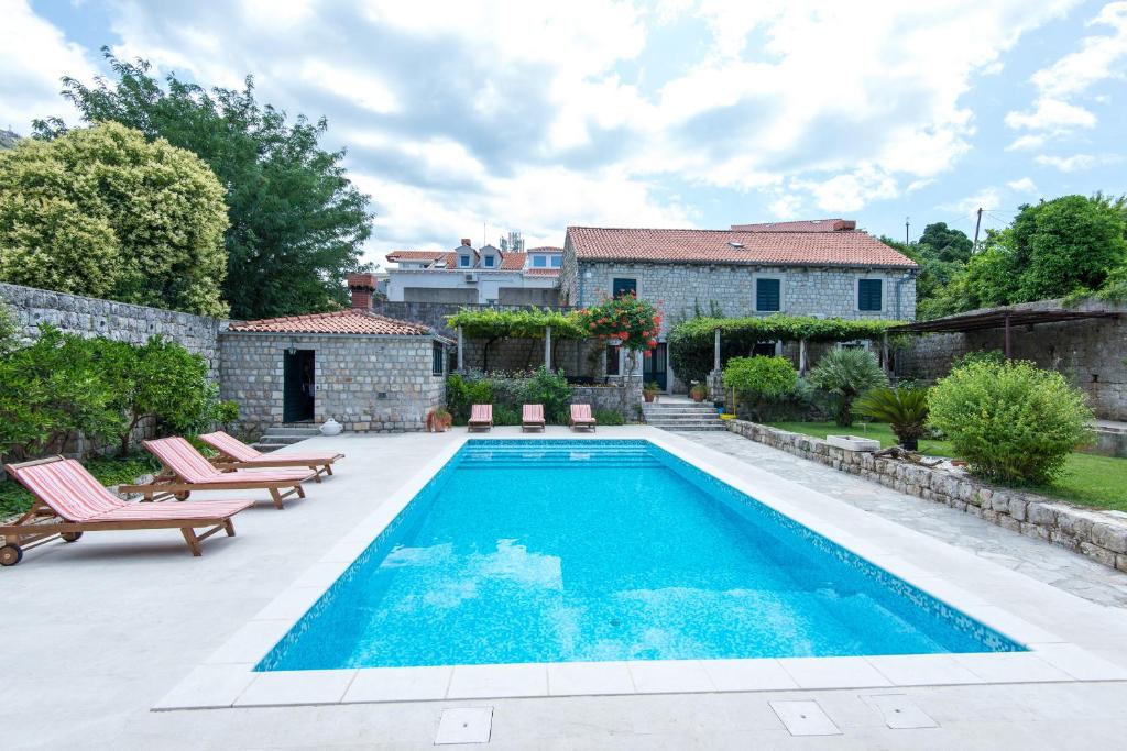 una piscina en el patio trasero de una casa en Villa Bruna, en Dubrovnik