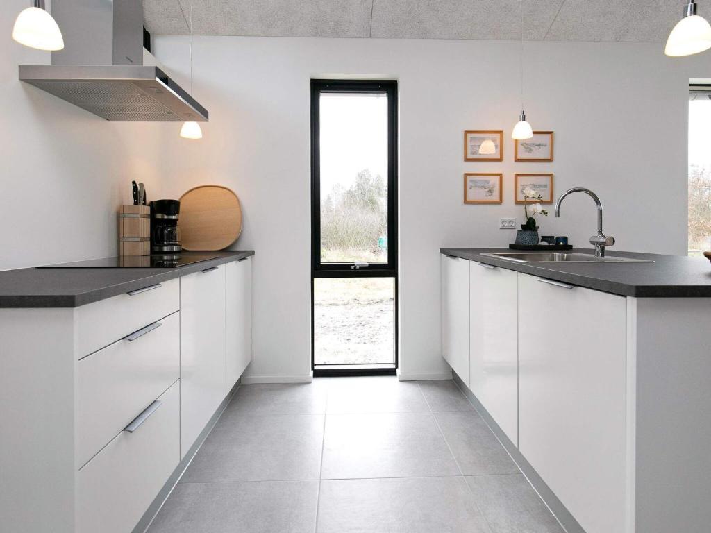 Kuchyň nebo kuchyňský kout v ubytování Holiday home Jerup XXXII