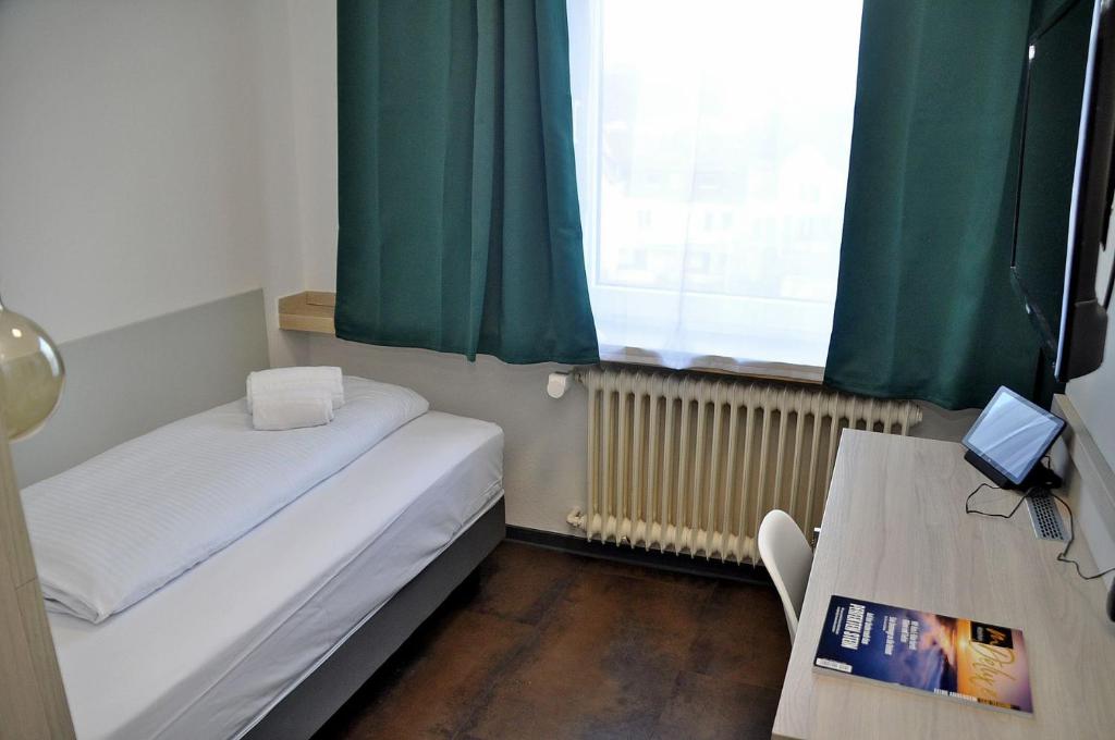 Postel nebo postele na pokoji v ubytování Hotel Am Martinsberg