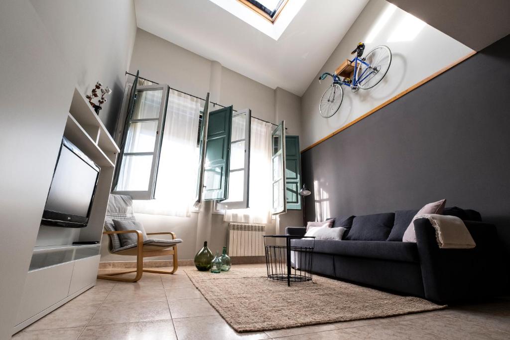 Televízia a/alebo spoločenská miestnosť v ubytovaní Bravissimo Home & Bike Girona