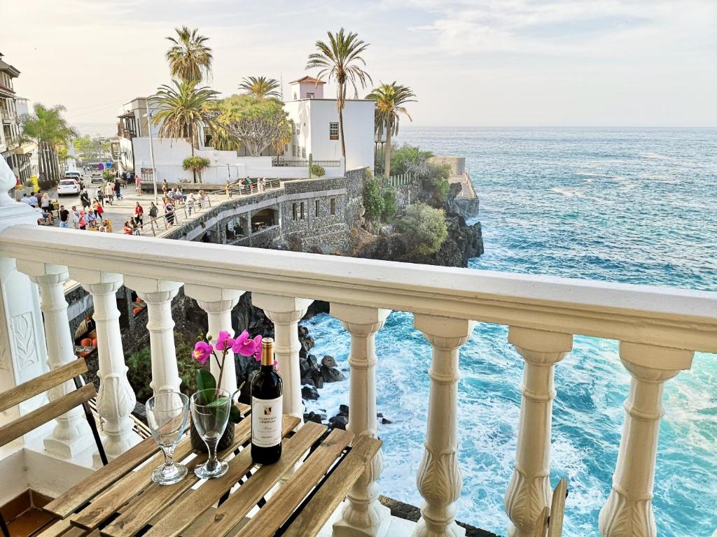 - un balcon avec une table, des verres à vin et des fleurs dans l'établissement OceanView I by TOR, à Puerto de la Cruz