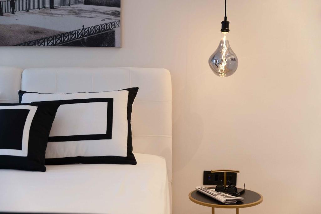 Łóżko lub łóżka w pokoju w obiekcie Porta Reale Suite by CorfuEscapes