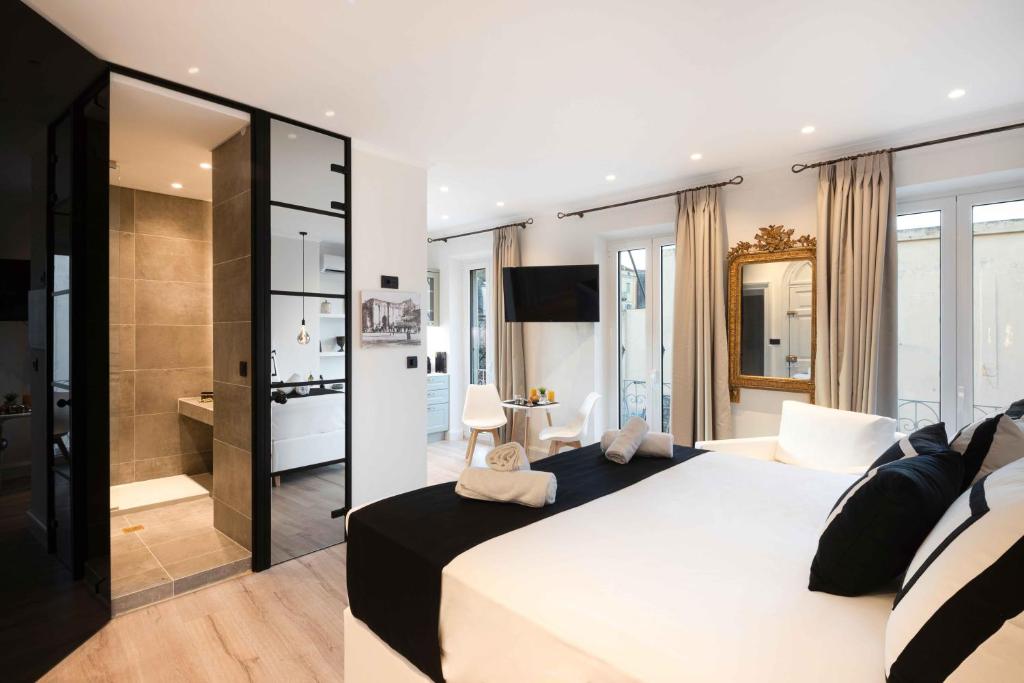 sypialnia z dużym białym łóżkiem i łazienką w obiekcie Porta Reale Suite by CorfuEscapes w Korfu