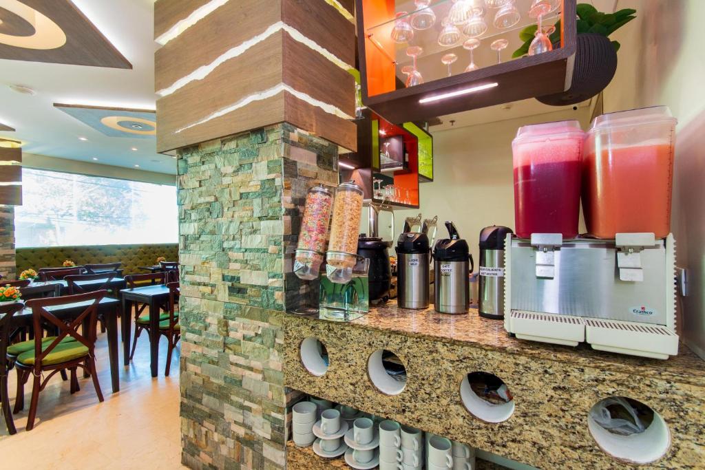 Příslušenství pro přípravu čaje a kávy v ubytování Hotel Aixo Suites By GEH Suites