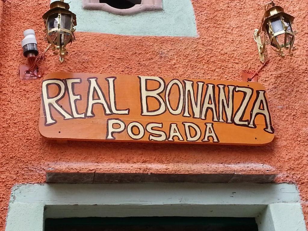 un panneau sur le côté d'un bâtiment dans l'établissement Real Bonanza Posada, à Guanajuato