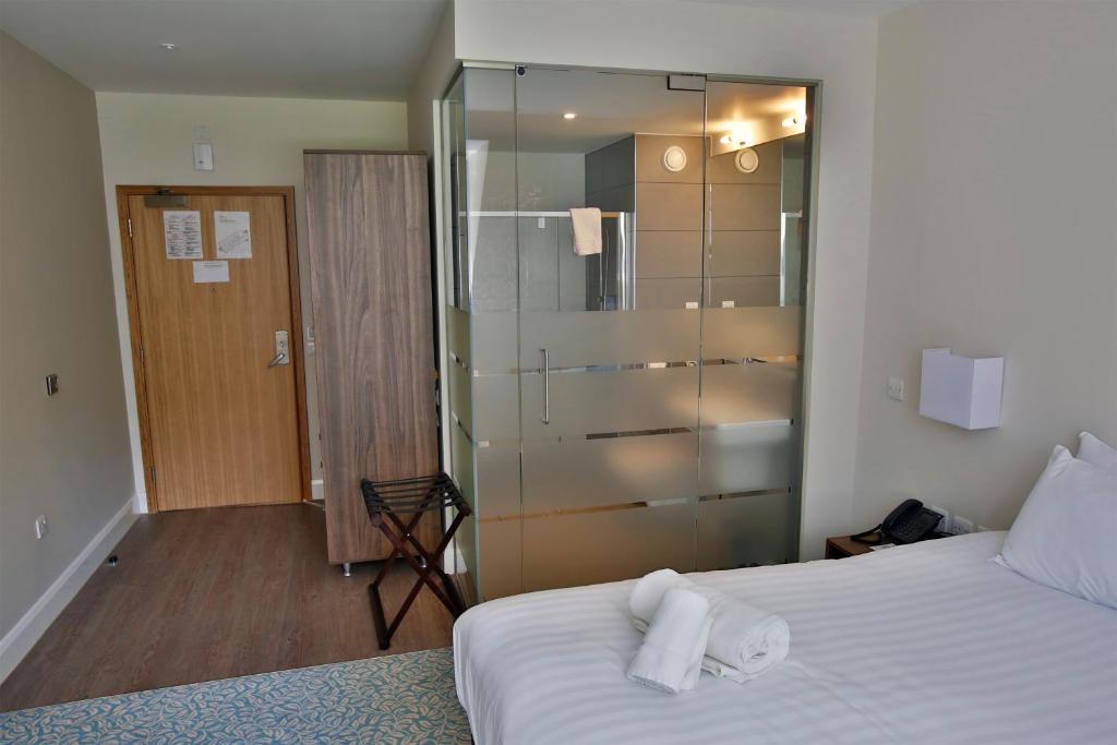 Postel nebo postele na pokoji v ubytování Quorn Grange Hotel