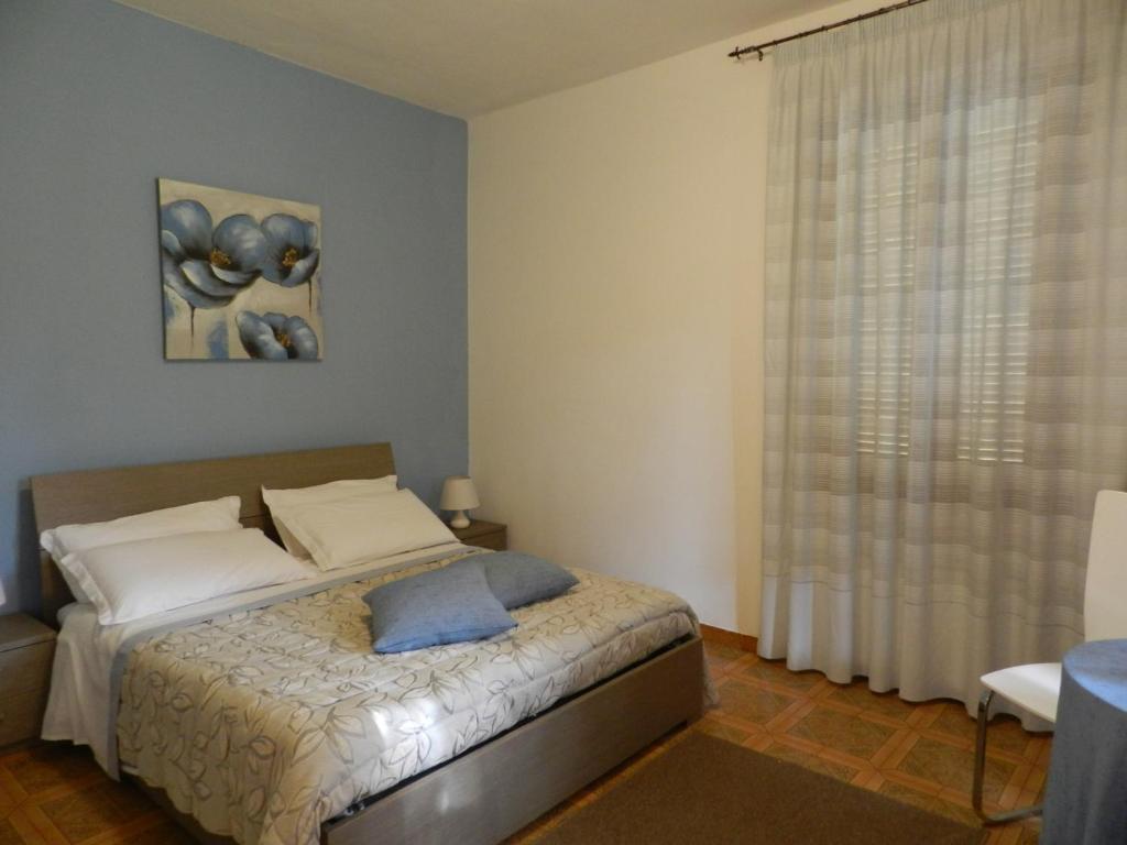una camera con letto e finestra di Appartamento S. Valentino a Terni