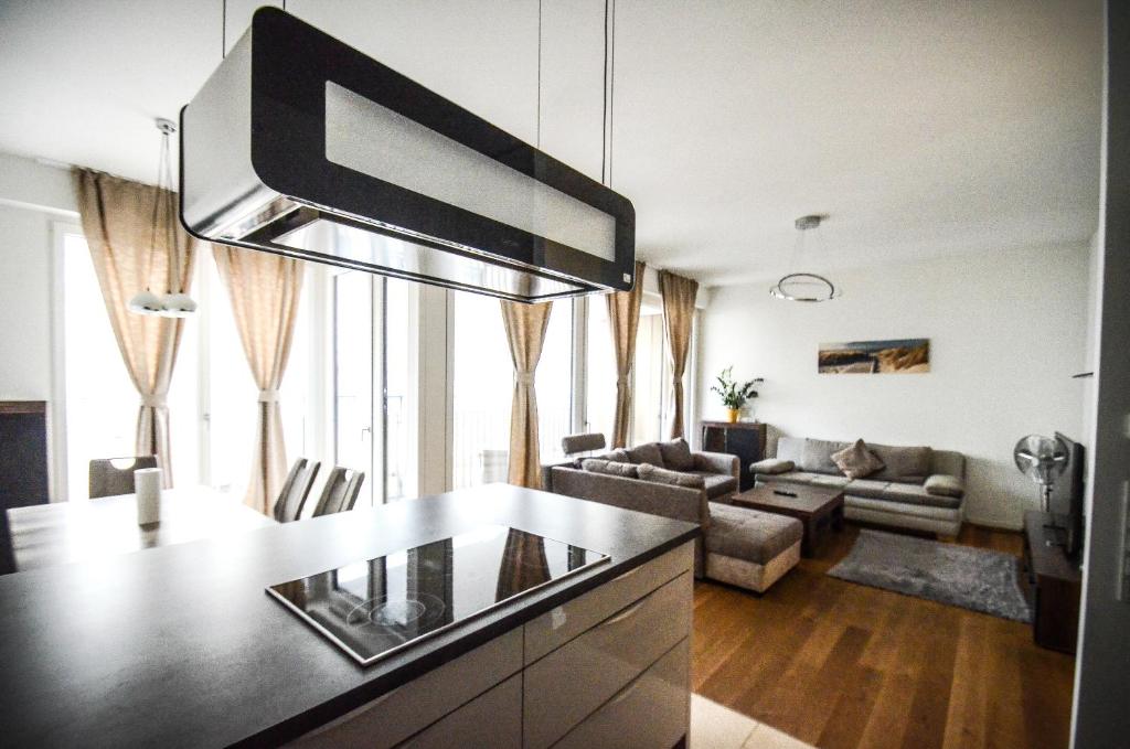 a kitchen and living room with a couch and a stove at Hochwertig im Herzen Stuttgarts in Stuttgart