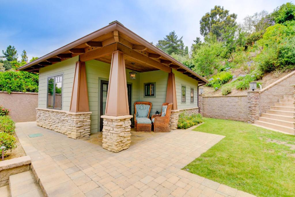 uma casa com um gazebo no quintal em Garden House em San Diego