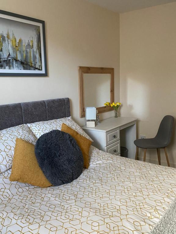 a bedroom with a bed with a pillow on it at River bank apartment in Bethesda
