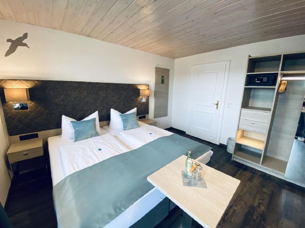 Postel nebo postele na pokoji v ubytování Hotel Garni Möwe am See