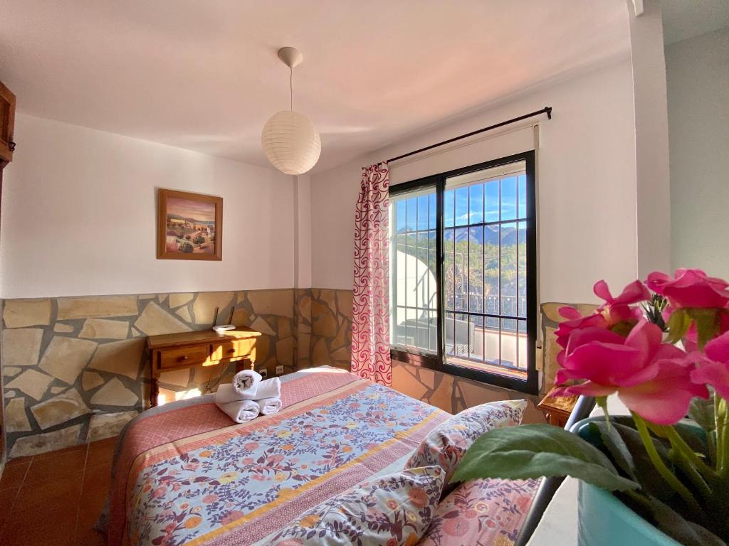 Postel nebo postele na pokoji v ubytování Apartamentos Axarquia , Frigiliana, terraza privada con vistas a la montaña rio y al mar
