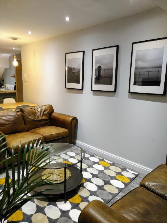 Modern Town Apartment with Terrace - شقة من ثلاث غرف نوم