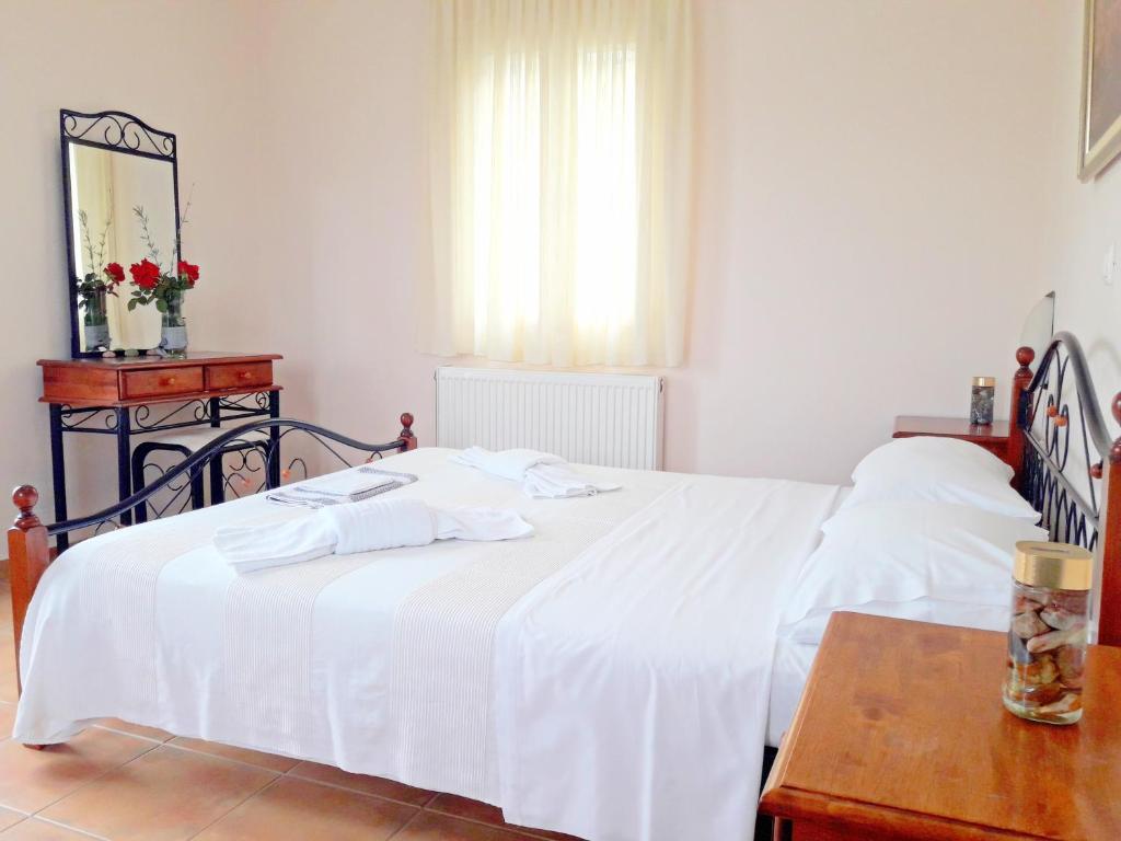 Postel nebo postele na pokoji v ubytování Odysseion Apartments