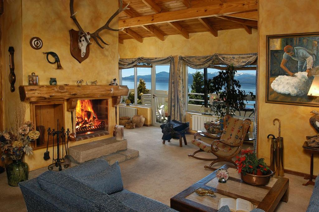 sala de estar con chimenea y sofá en Departamento Costanera en San Carlos de Bariloche