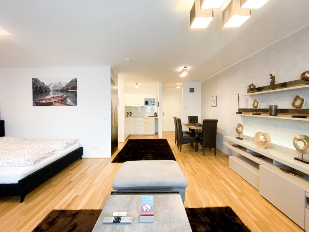 ein Wohnzimmer mit einem Bett und einem Tisch in der Unterkunft International Apartment in Wien