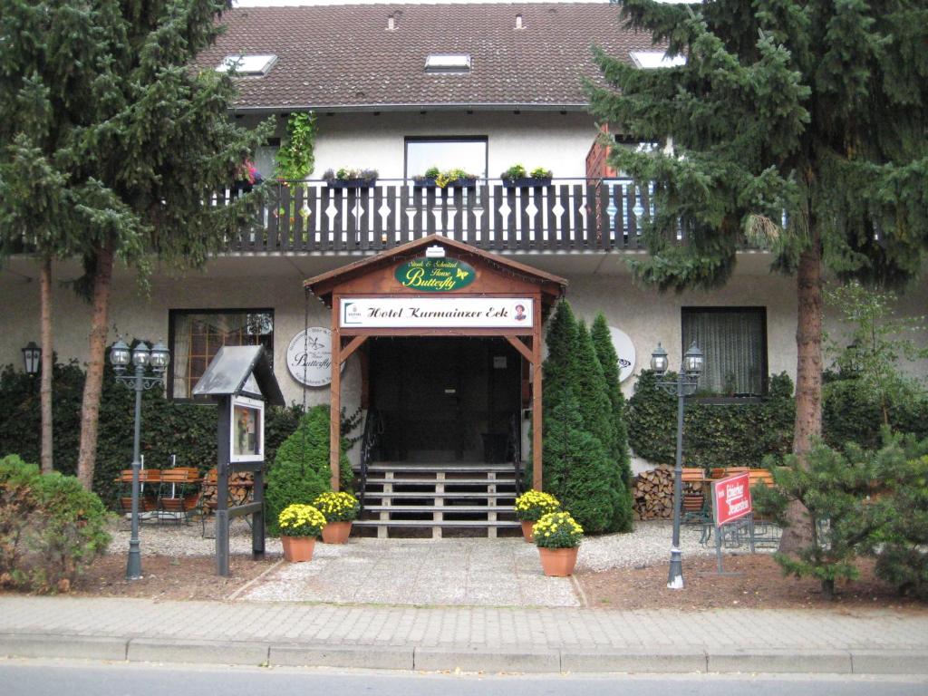 Un escalier mène à l'avant du bâtiment. dans l'établissement Hotel Kurmainzer-Eck, à Duderstadt