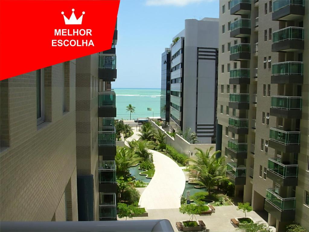 Blick auf den Strand vom Balkon eines Gebäudes in der Unterkunft Sun Paradise - JTR in Maceió