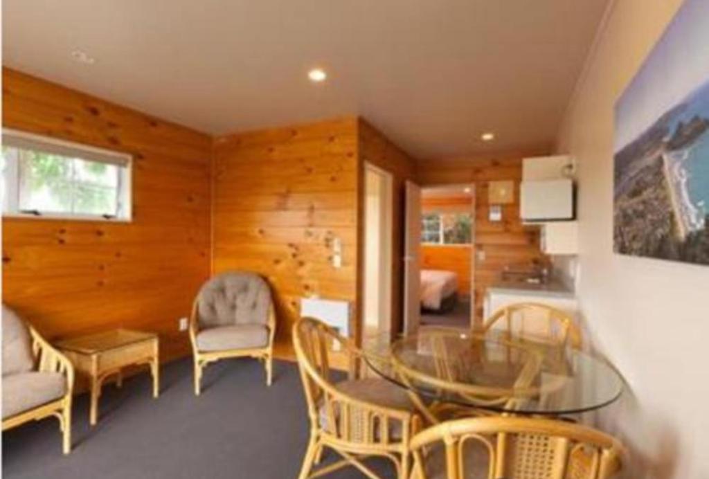 Pauanui Pines Motor Lodge - Apartamento De Reina De Una Habitación