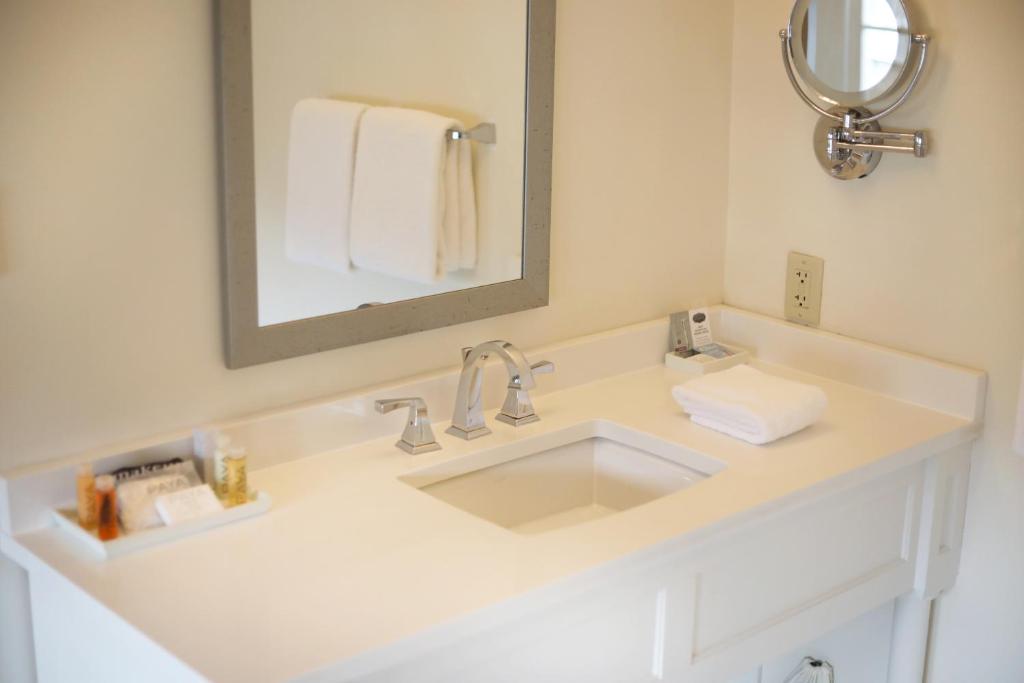 The Greystone Inn - Deluxe Double Room