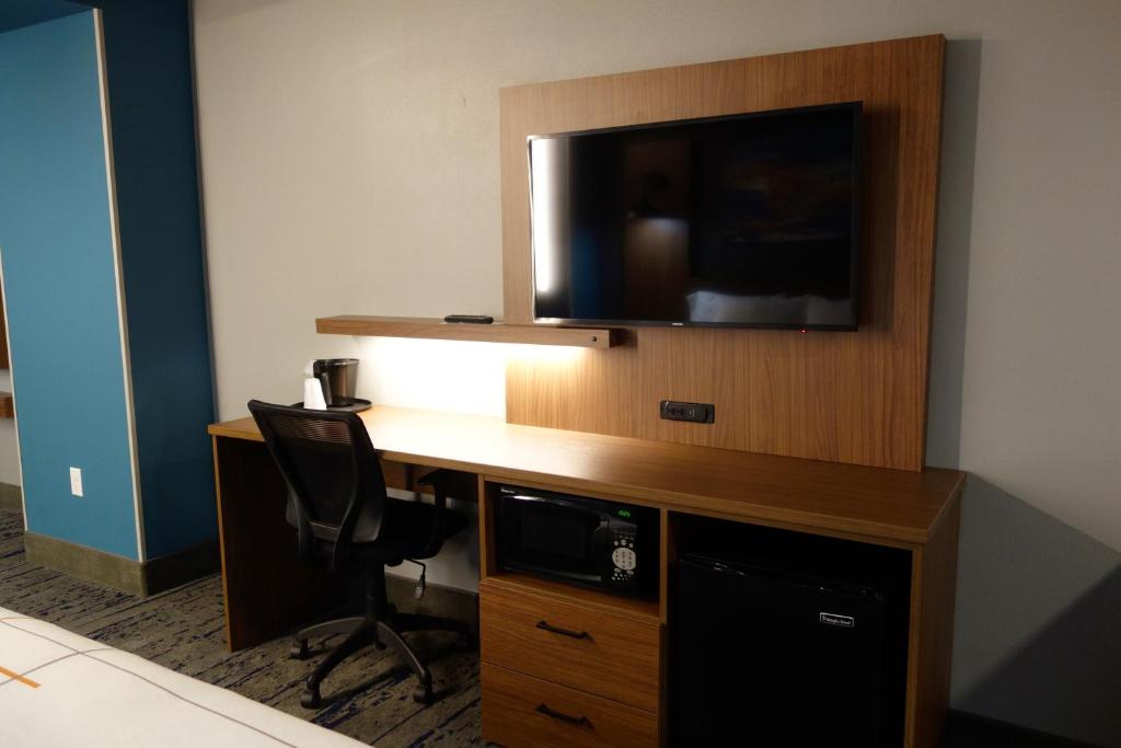 La Quinta Inn & Suites by Wyndham Springfield photo