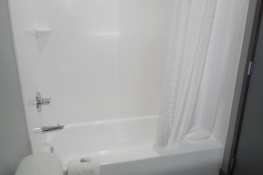 La Quinta Inn & Suites by Wyndham Springfield photo