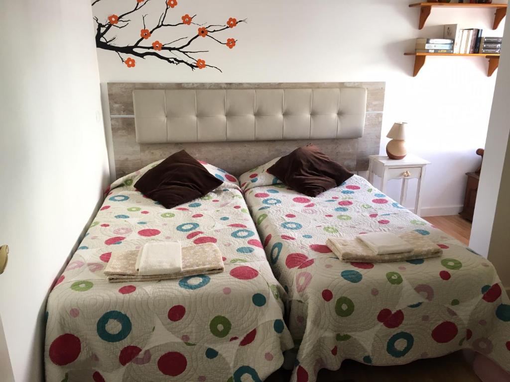 Duas camas sentadas uma ao lado da outra num quarto em Home2Home Lisbon em Lisboa