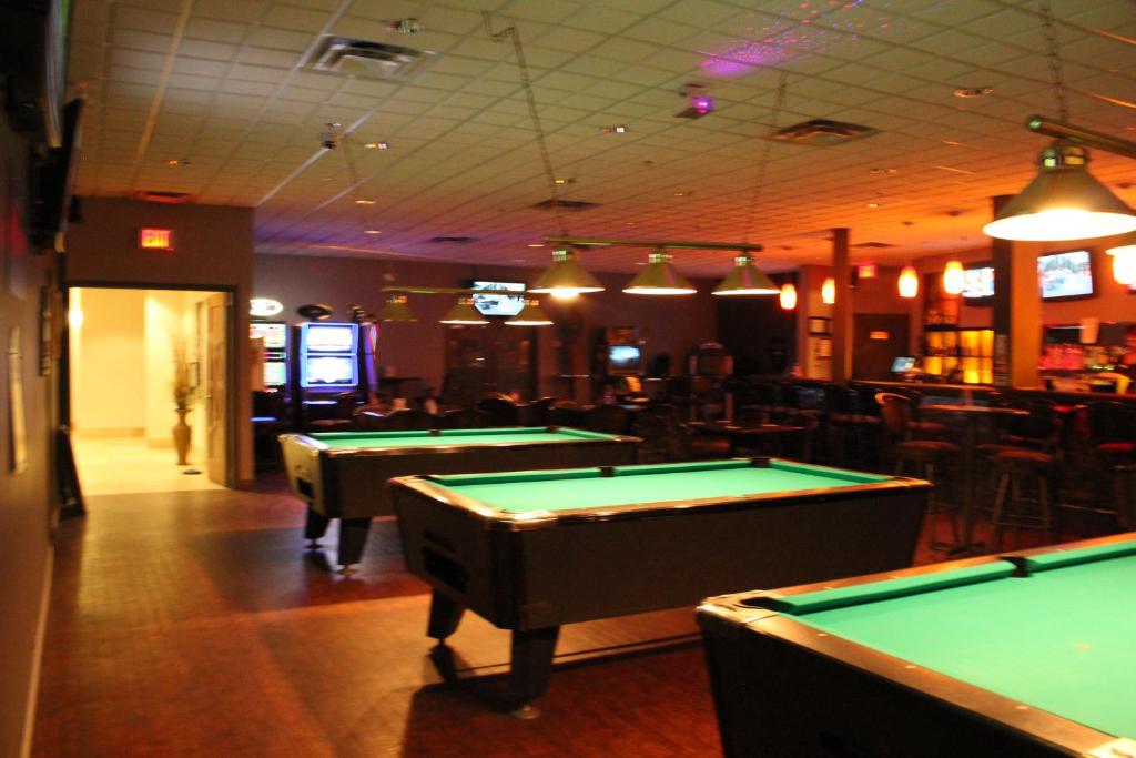 Biliár nebo kulečník v ubytování Ramada by Wyndham Edmonton South