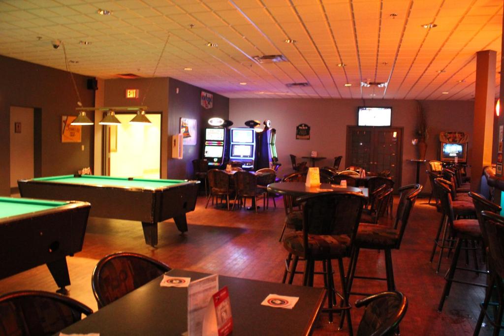 Biliár nebo kulečník v ubytování Ramada by Wyndham Edmonton South