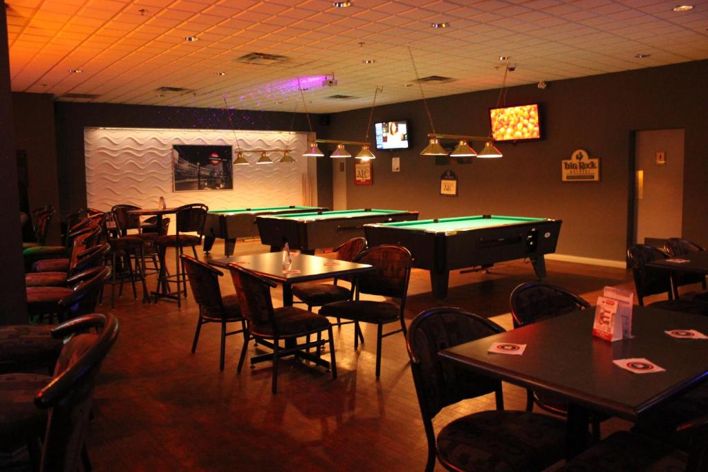 Biliár nebo kulečník v ubytování Ramada by Wyndham Edmonton South