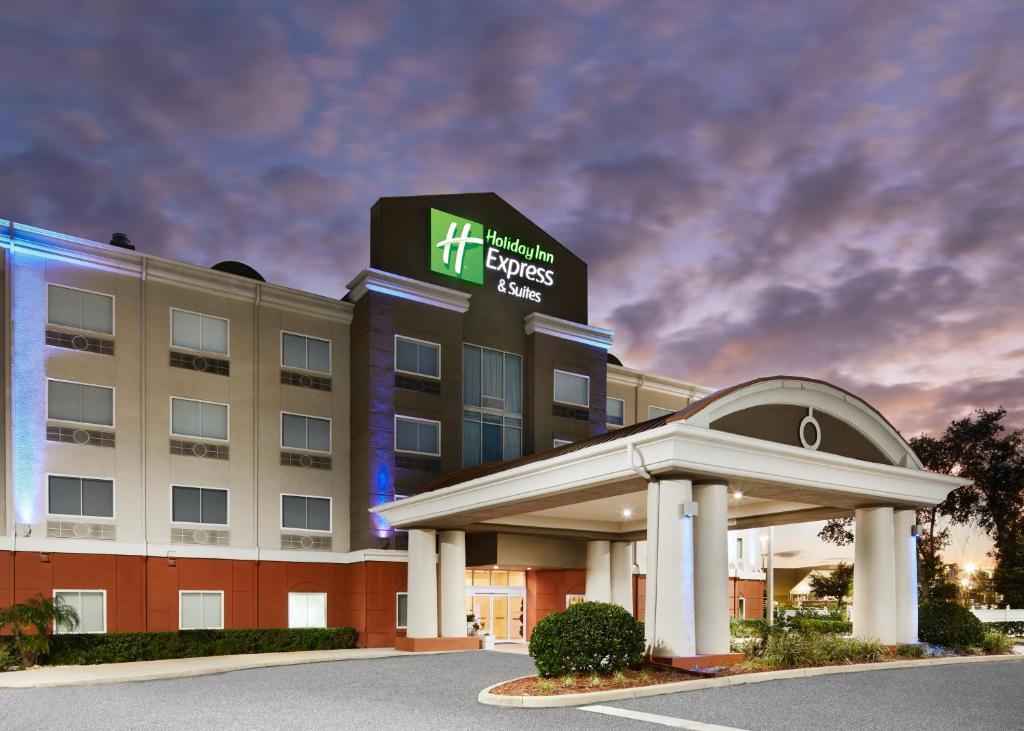 hotel z znakiem na przedniej części budynku w obiekcie Holiday Inn Express Palatka Northwest, an IHG Hotel w mieście Palatka