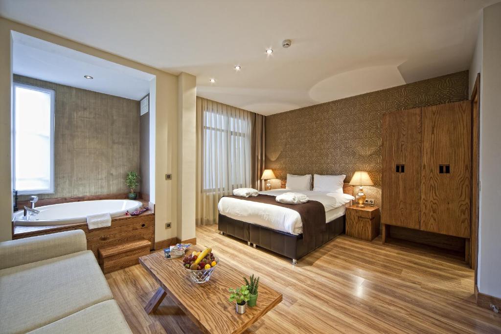 Postel nebo postele na pokoji v ubytování Triada Hotel Taksim - Special Category