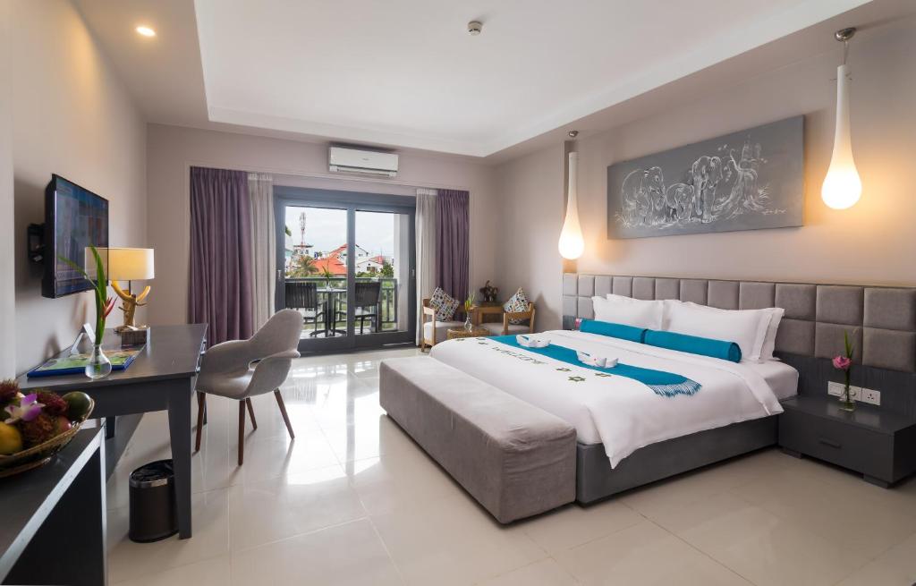 Postel nebo postele na pokoji v ubytování Damrei Angkor Hotel