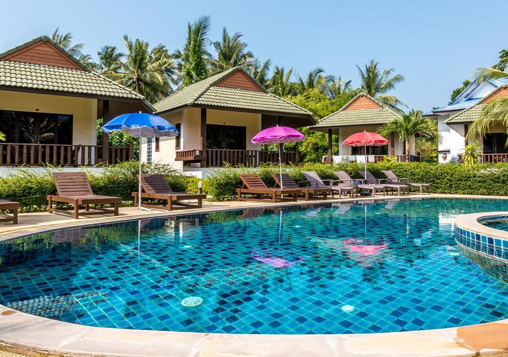 The swimming pool at or near Phatcharee Resort