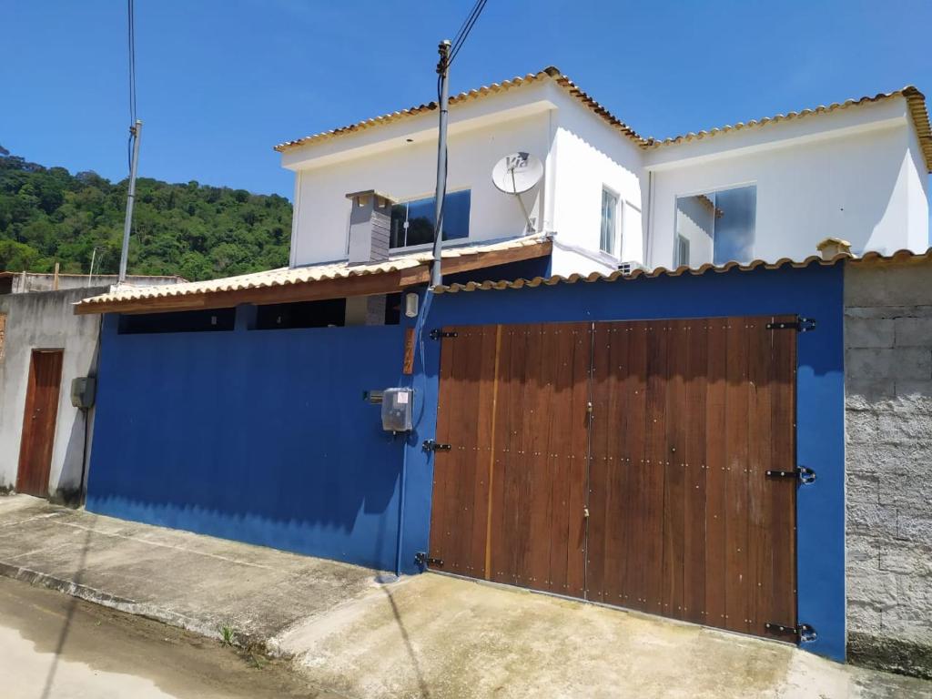 een huis met een blauw hek en een hek bij Lofyt em Paraty in Paraty