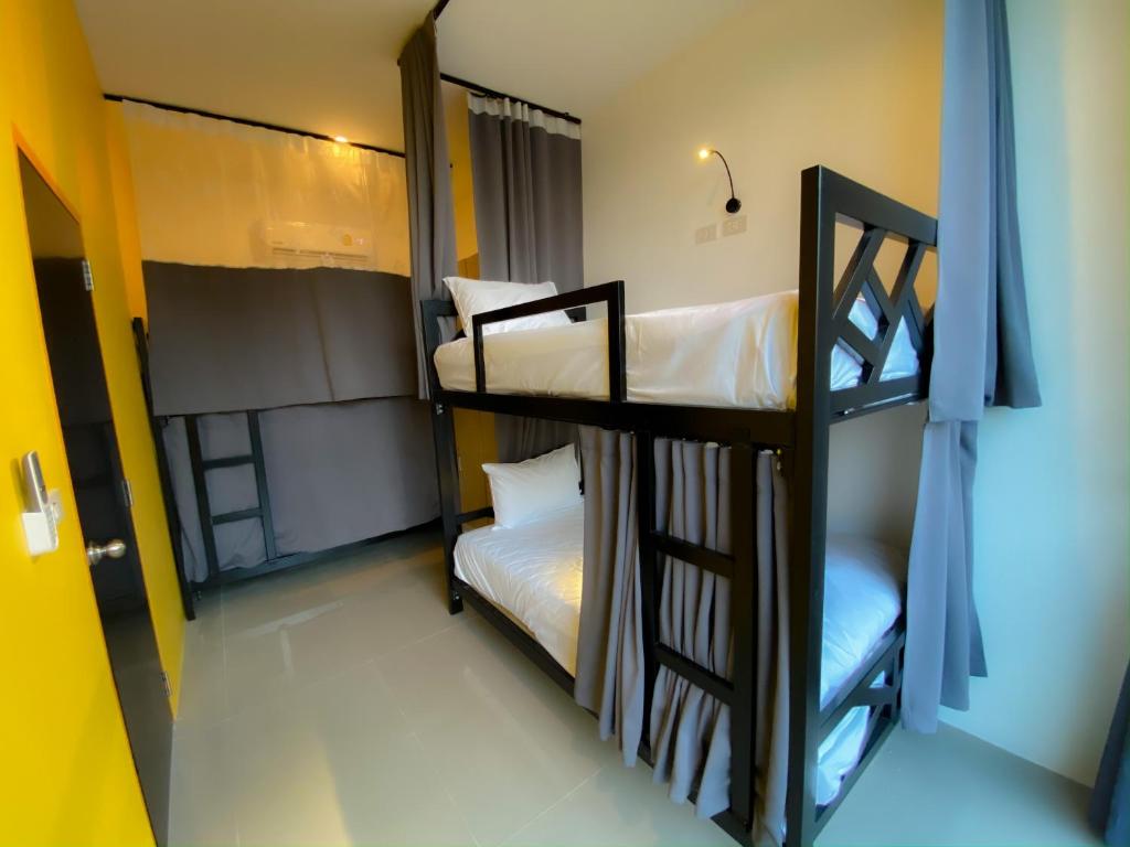 Fishtail Hostel Phuket - 1