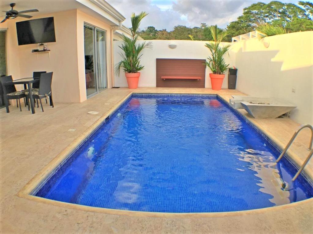 una piscina con acqua blu in una casa di Malaga Herradura #25 with Private Pool a Herradura