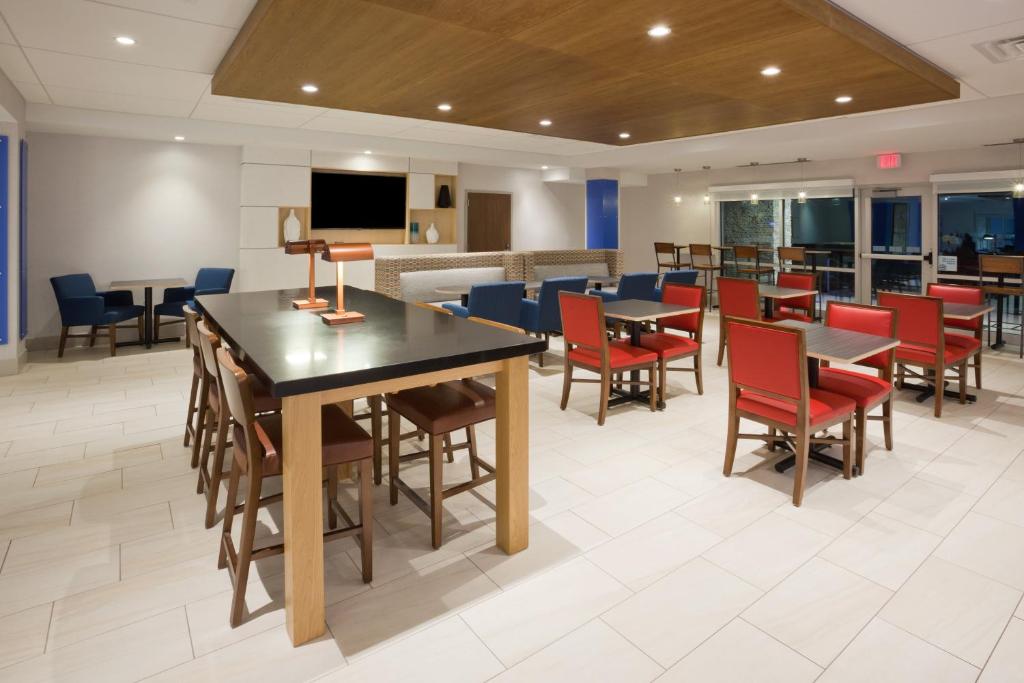 Holiday Inn Express and Suites Des Moines Downtown by IHG photo